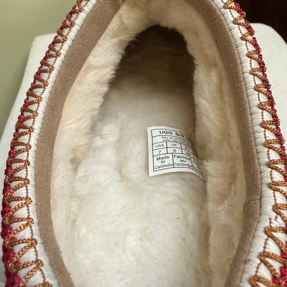 UGG TAZZ Beige Slippers with Red Accent - Picture 5 of 7